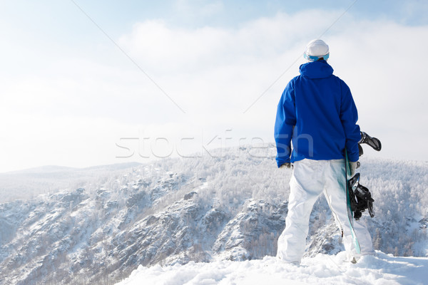 Piękna widoku widok z tyłu sportowiec snowboard oglądania Zdjęcia stock © pressmaster