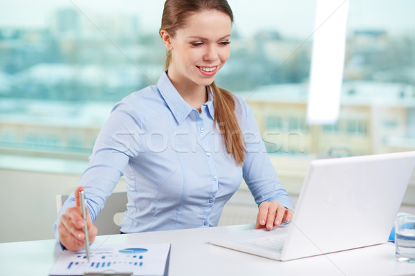 Foto stock: Satisfeito · resultados · escritório · menina · financeiro · mulher