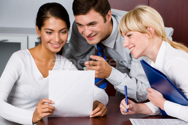 Stockfoto: Toelichting · manager · collega's · wijzend · document · business