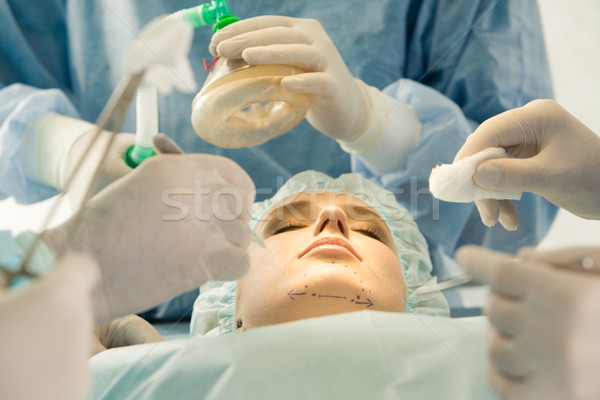 Operatie tabel fotografie tineri femeie pacient Imagine de stoc © pressmaster