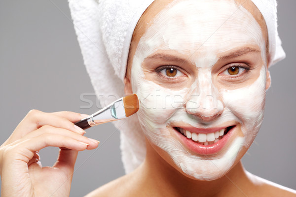 Máscara fresco mulher cara escove Foto stock © pressmaster