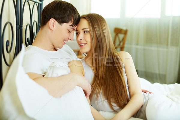 Intimidade amoroso casal cama olhando um Foto stock © pressmaster