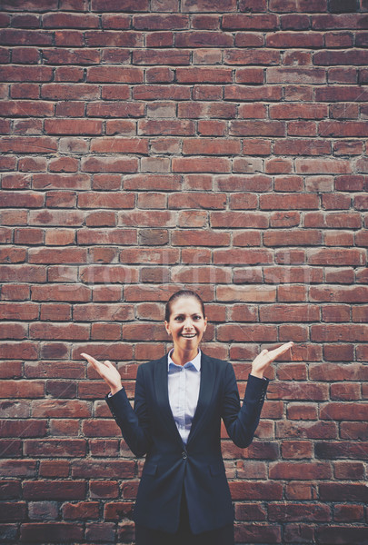 Stock foto: Bild · ungeduldig · Geschäftsfrau · öffnen · Palmen · Backsteinmauer