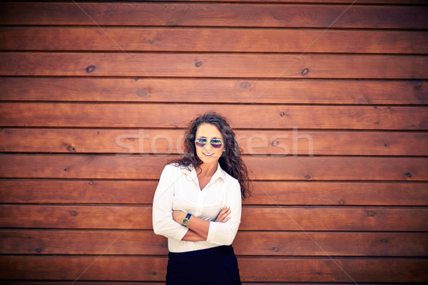 Сток-фото: женщину · Солнцезащитные · очки · изображение · привлекательный · деловая · женщина · глядя