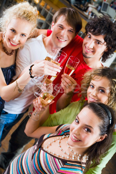 Celebrare prietenii şampanie sticlă studenţi Imagine de stoc © pressmaster