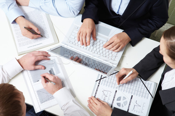 Gemeinsam Arbeit Stelle vier Geschäftsleute Business Stock foto © pressmaster