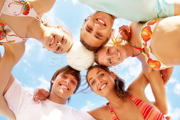 Együttlét alatt kilátás örömteli tinédzserek néz Stock fotó © pressmaster