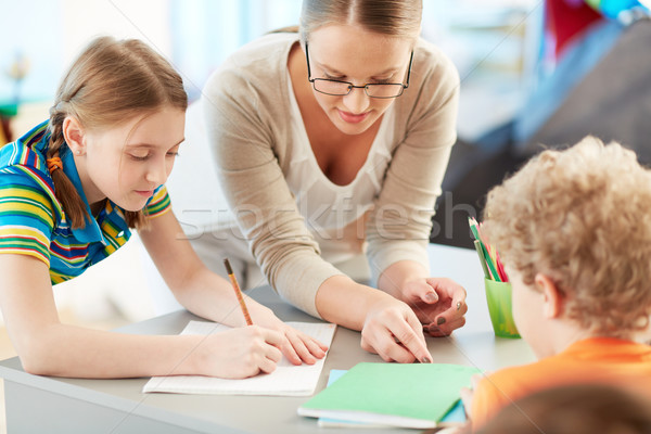 Onderwijs trekken portret ijverig schoolmeisje tekening Stockfoto © pressmaster