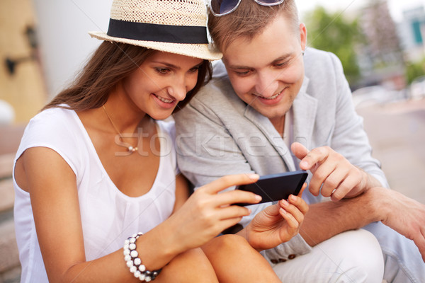 пару мобильного телефона счастливая девушка дружок за пределами женщину Сток-фото © pressmaster
