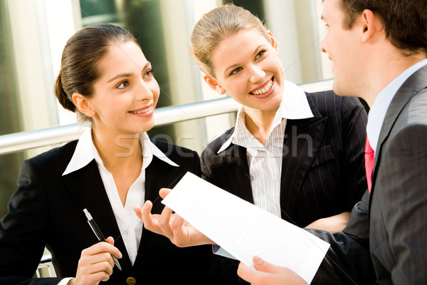 Foto stock: Grupo · tres · jóvenes · gente · de · negocios