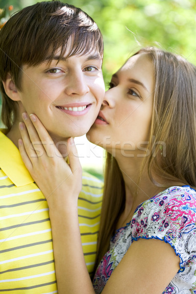 Tenero bacio bella ragazza bacio fidanzato Foto d'archivio © pressmaster