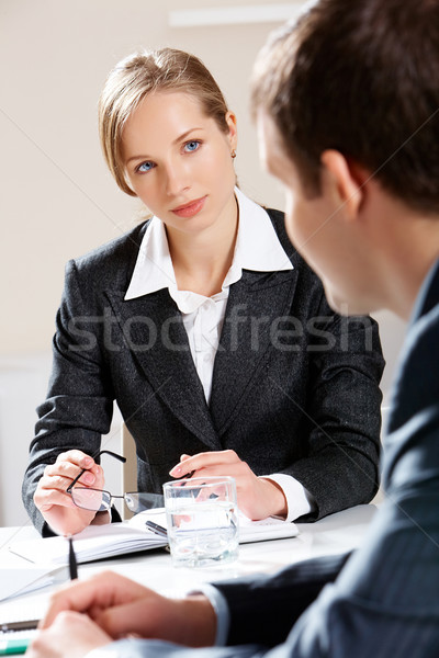 Atentie portret femeie de afaceri ascultare coleg afaceri Imagine de stoc © pressmaster