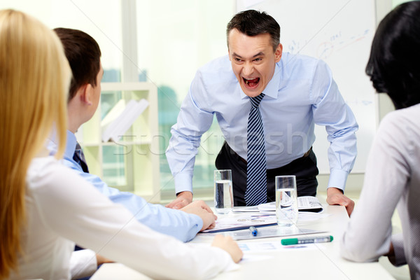 Supărat şef om de afaceri muncitorii expresiv Imagine de stoc © pressmaster