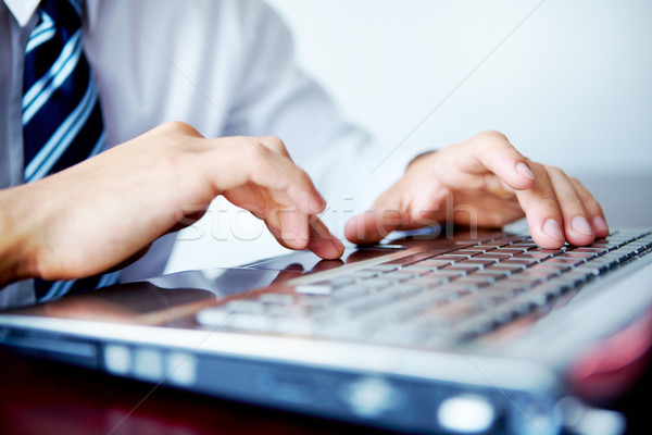 Zdjęcia stock: Laptop · pracy · biznesmen · wpisując · technologii · klawiatury