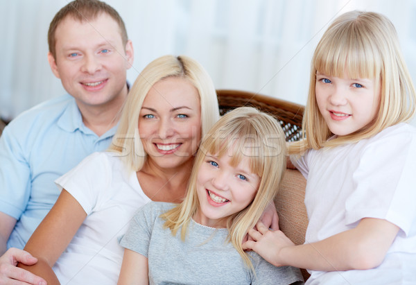 Fairen Familie vier lächelnd Kamera Frau Stock foto © pressmaster