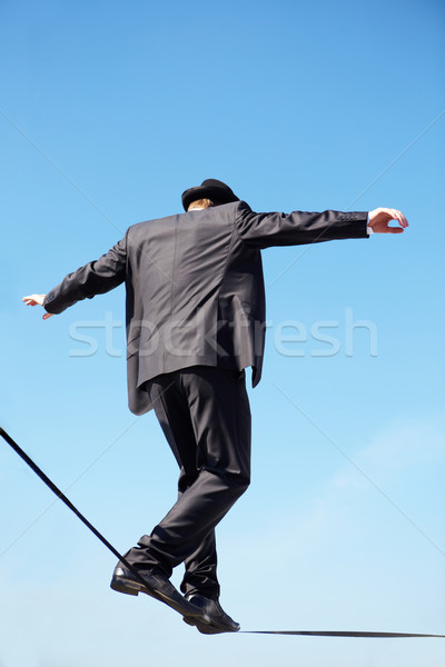 Akrobat Foto qualifizierte Geschäftsmann Fuß nach unten Stock foto © pressmaster