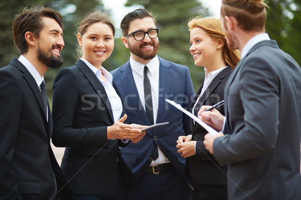 Foto stock: Trabalhando · momento · grupo · pessoas · de · negócios · falante · reunião