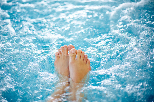 Hot tub vrouwelijke benen water schoonheid Stockfoto © pressmaster