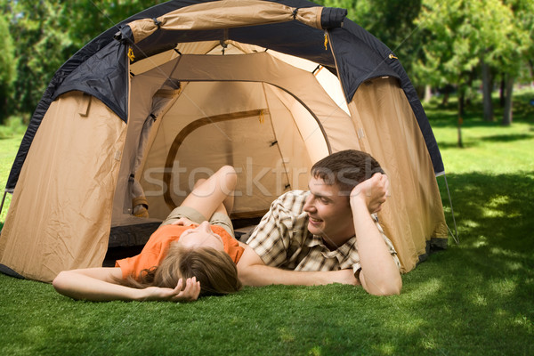 Kamp foto paar groen gras tent Stockfoto © pressmaster