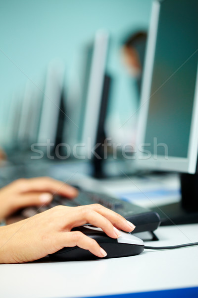 Digitando immagine femminile mano mouse tastiera Foto d'archivio © pressmaster