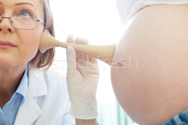 聽 嬰兒 心跳 成熟 婦科醫生 檢查 商業照片 © pressmaster