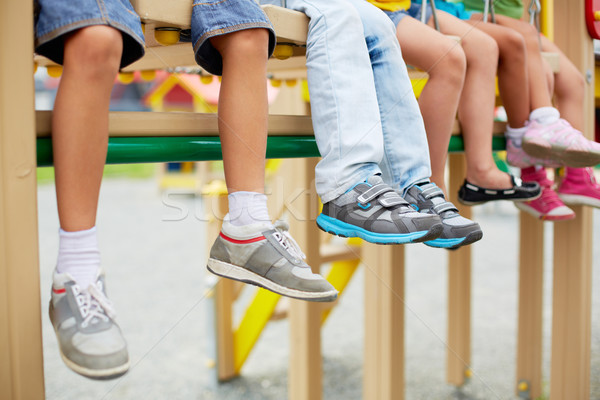 Nogi dzieci mały znajomych posiedzenia huśtawka Zdjęcia stock © pressmaster