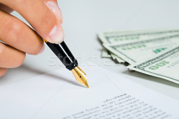 Semnare document femeie mână afaceri bani Imagine de stoc © pressmaster