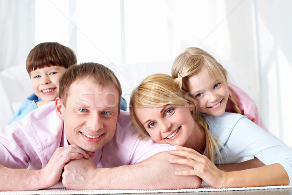 Zdjęcia stock: Rodziny · cztery · młodych · patrząc · kamery · uśmiechnięty