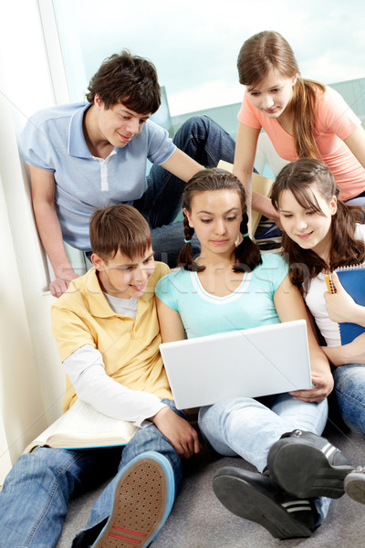 Stockfoto: Tieners · laptop · vijf · vrienden · vergadering · kamer