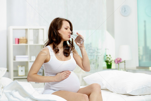 Drinkwater foto mooie zwangere vrouw handen buik Stockfoto © pressmaster