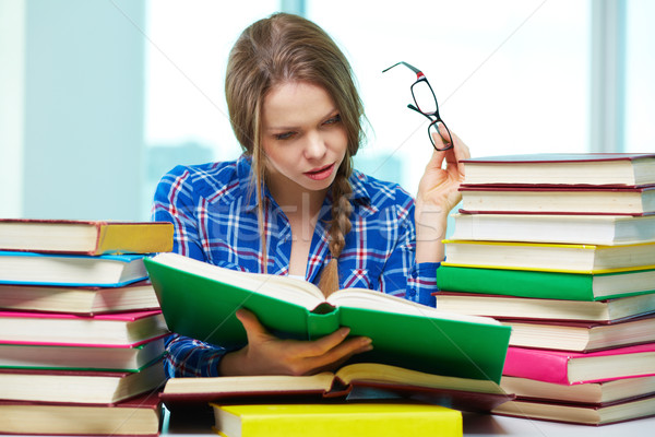 Interessant Buch Porträt neugierig Studenten Lesung Stock foto © pressmaster