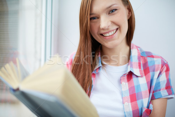 Sorridere lettore giovane ragazza casuale vestiti guardando Foto d'archivio © pressmaster