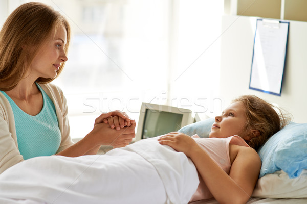 Stock foto: Kinderbetreuung · süß · Mädchen · Bett · Krankenhaus · Mutter