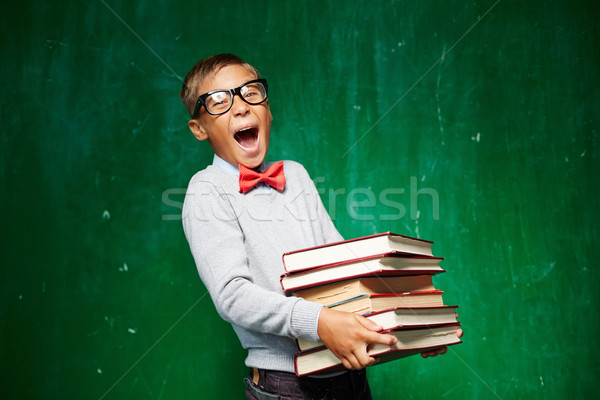 Extatic copil cărţi în picioare Imagine de stoc © pressmaster