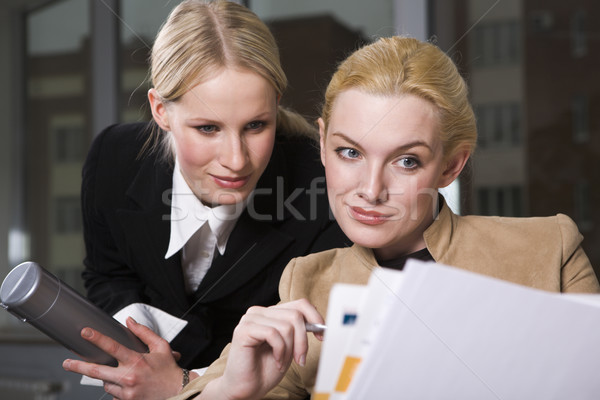 Opinión dos bastante mujeres lectura oficial Foto stock © pressmaster