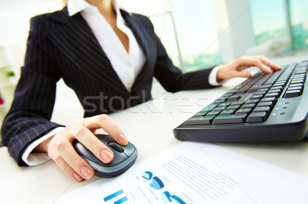 [[stock_photo]]: Travail · bureau · image · Homme · mains · poussant