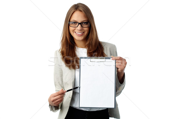 Foto stock: Signo · aquí · mujer · de · negocios · documento · senalando