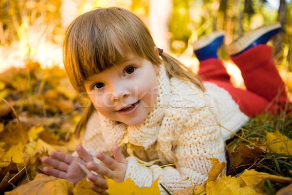 Cuki kicsi imádnivaló lány arany föld Stock fotó © pressmaster