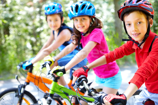 Giovani ciclista tre piccolo bambini equitazione Foto d'archivio © pressmaster