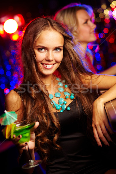 Fată bar elegant în picioare contracara Imagine de stoc © pressmaster