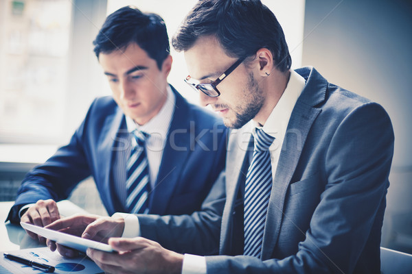 Trabalhando touchpad imagem dois jovem empresários Foto stock © pressmaster