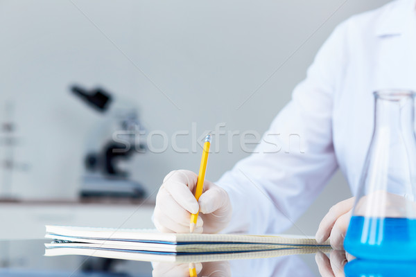Schriftlich nach unten Hand Chemiker Bleistift medizinischen Stock foto © pressmaster