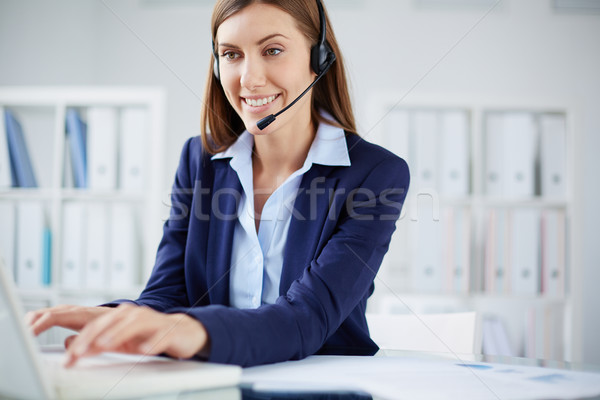 Foto stock: Línea · consulta · jóvenes · mujer · de · negocios · auricular · consulta