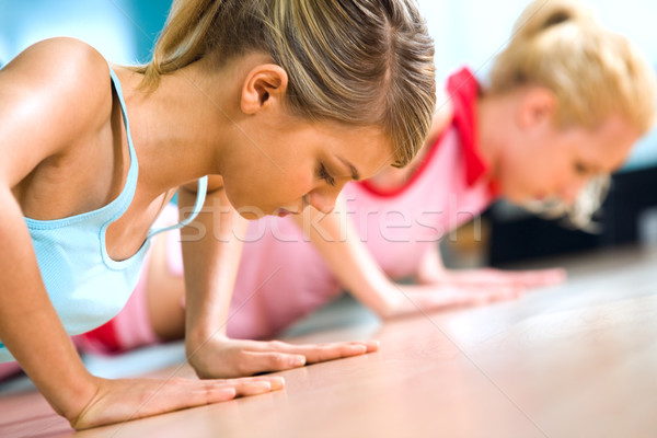 Nehéz testmozgás fotó fiatal lány kar bicepsz Stock fotó © pressmaster
