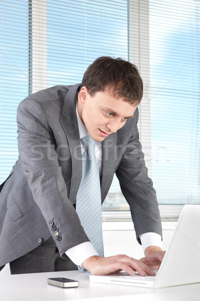 Geslaagd werkgever portret man werkplek typen Stockfoto © pressmaster