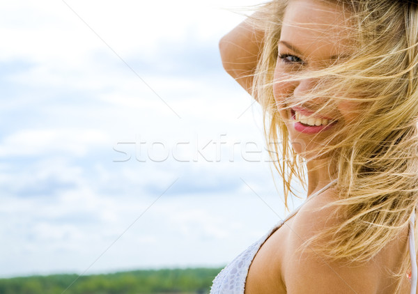 Stockfoto: Portret · mooie · blond · naar · camera · bewolkt