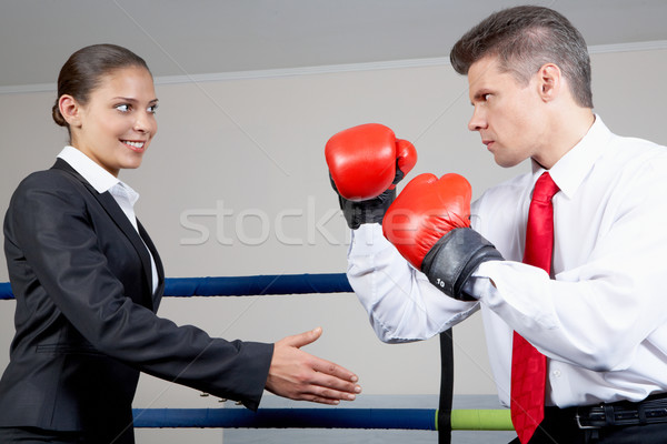 Opposizione ritratto aggressivo imprenditore guantoni da boxe Foto d'archivio © pressmaster