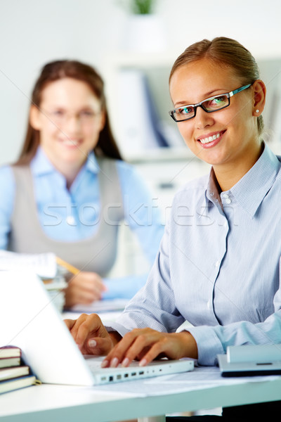 Foto stock: Feliz · secretario · retrato · bastante · mirando · cámara