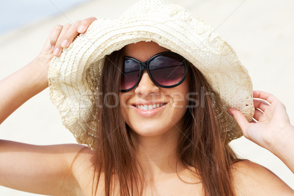 Mooie portret jonge dame hoed aanraken Stockfoto © pressmaster