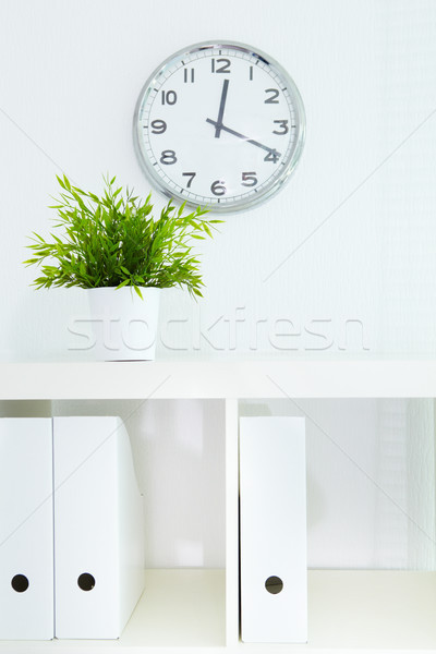 Bookstore clock immagine bordo documenti ufficio Foto d'archivio © pressmaster